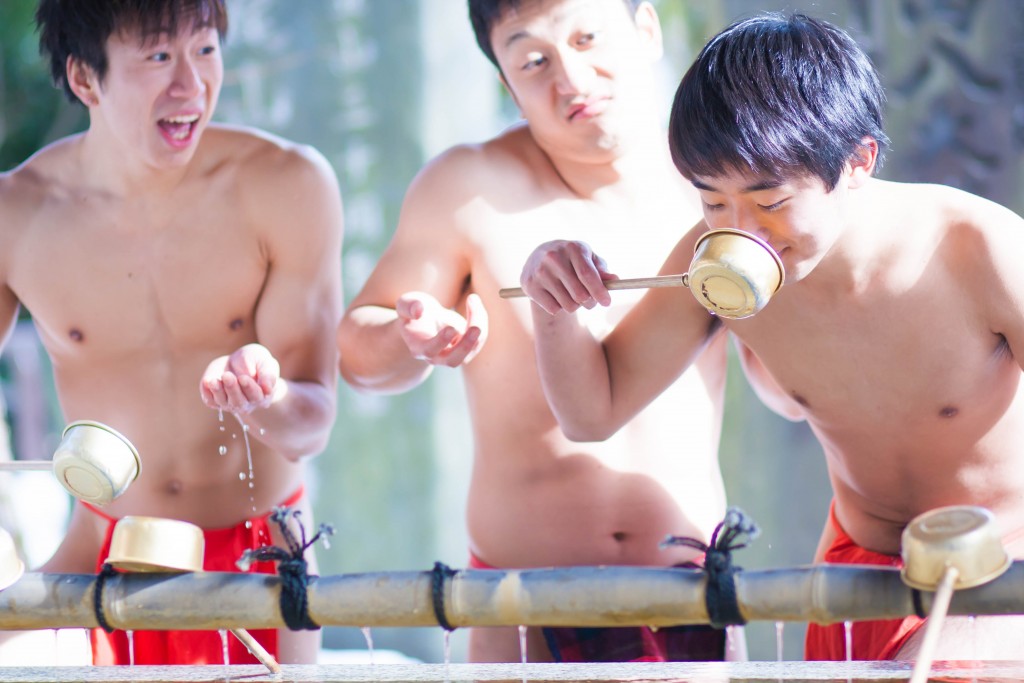 ・手水で、「水は尺から飲むんじゃなくて左手に溜めて飲むんだけどな〜やれやれ」っと心の中で優越感に浸る高校生
