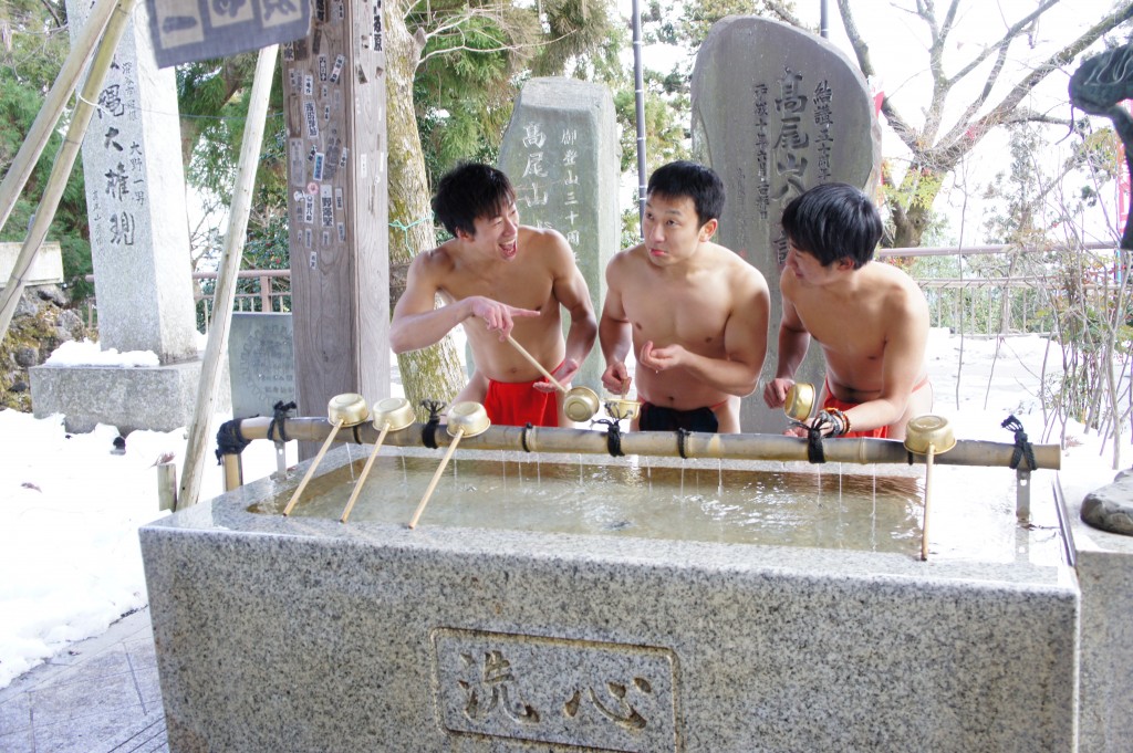 手水で、「水は飲むんじゃなくて口をゆすぐんだぜ〜」っとドヤ顔で友人をバカにする中学生