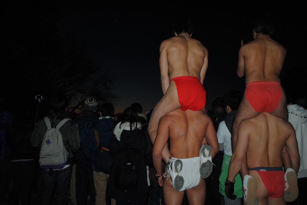 初日の出を眺めるふんどし部員