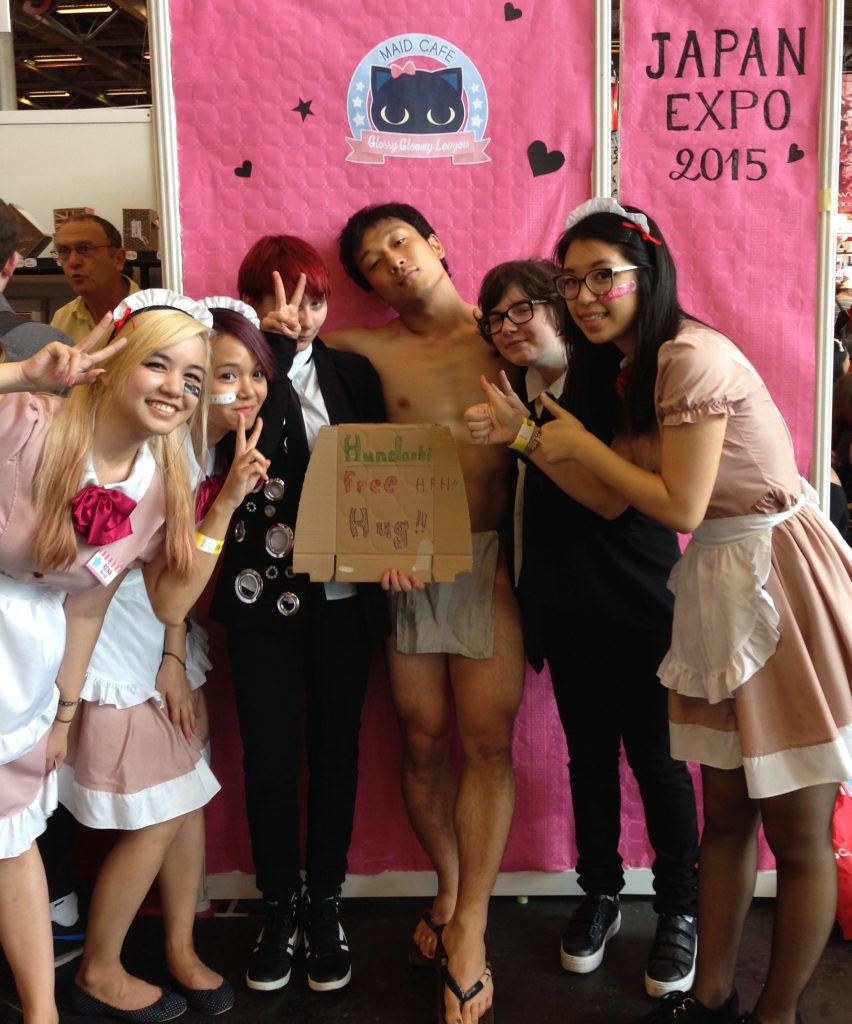 ミラノのJAPAN EXPOで大人気を博すコスプレイヤーとふんどしマン