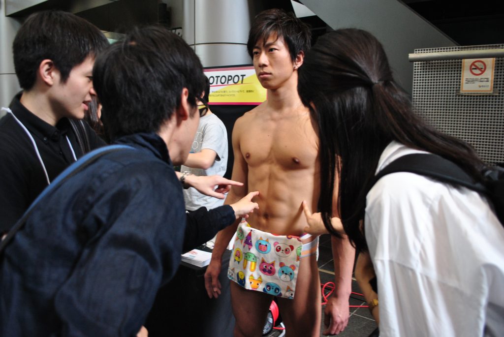 アンドロイドに群がる人たち2