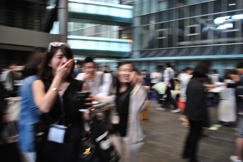 ふんどしマンに狂喜乱舞する女性たち