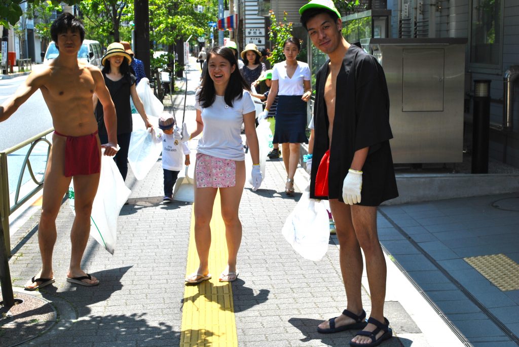 fundoshi-cleaning-with-foreign-guests