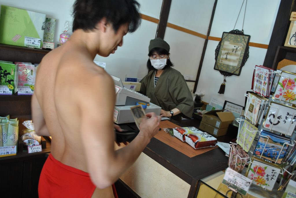 fundoshiman-buying-houji-cha