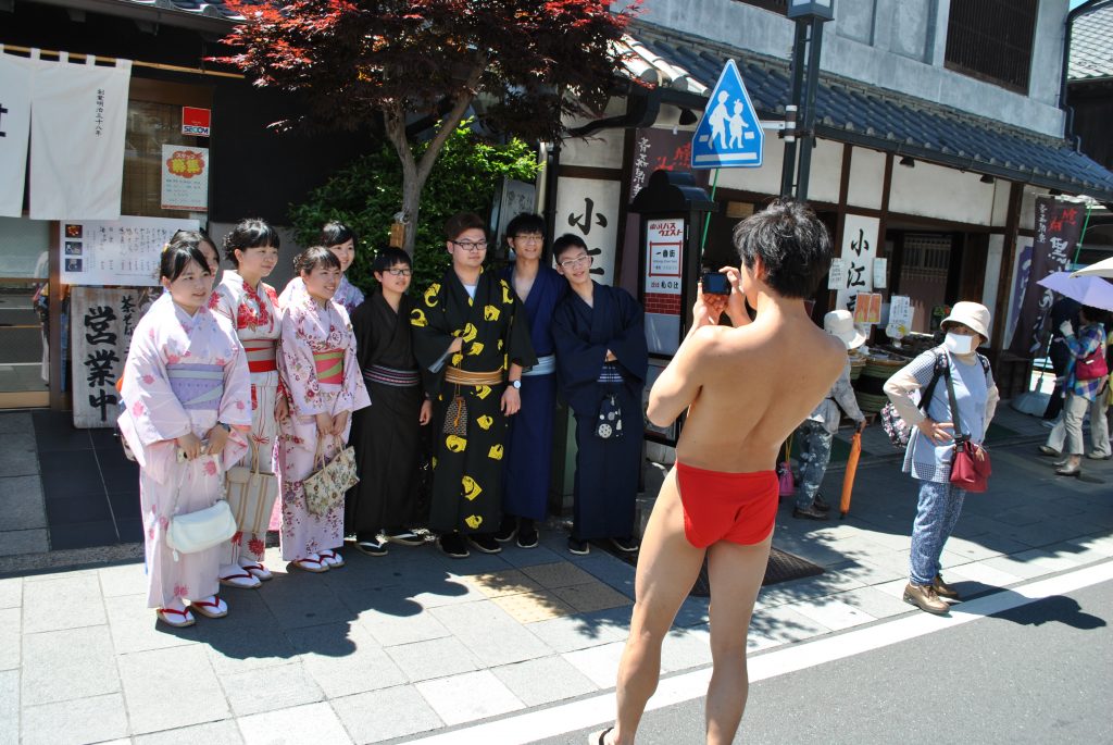 fundoshiman-taking-photo