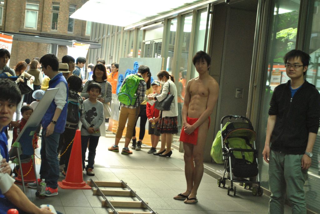 fundoshiman-waiting-2