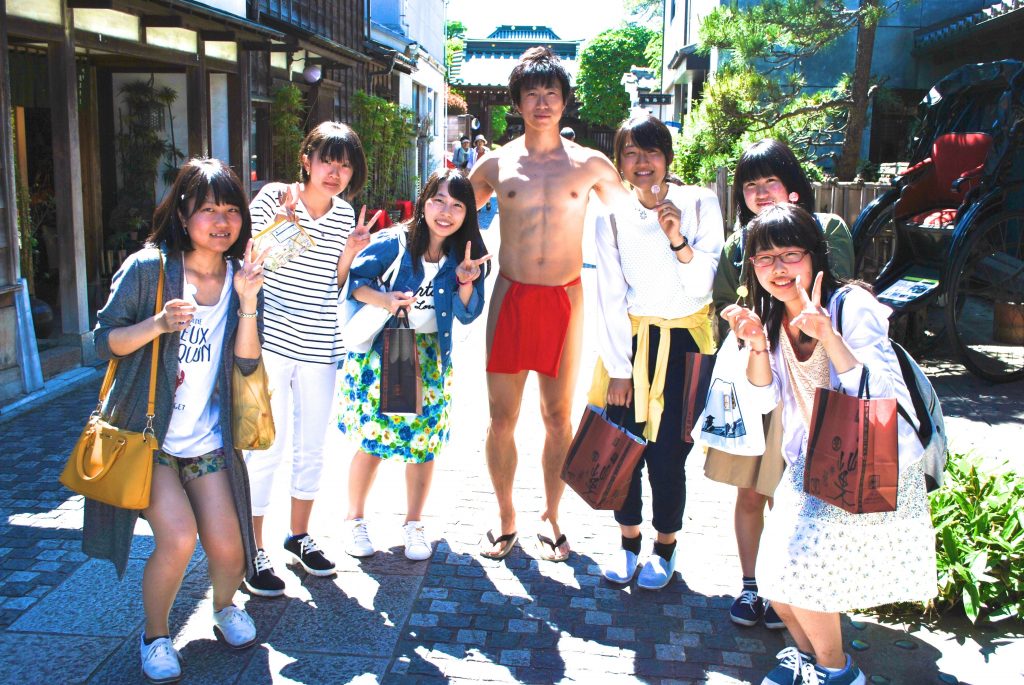 fundoshiman-with-girls