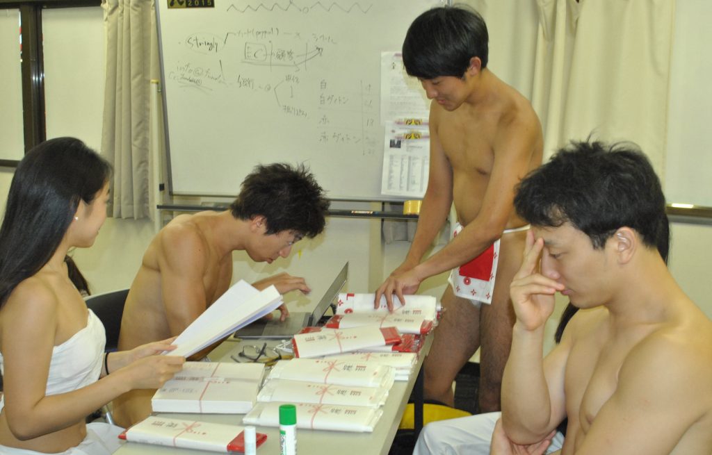 ふんどし梱包をふんどし姿で清く正しく美しく行います。