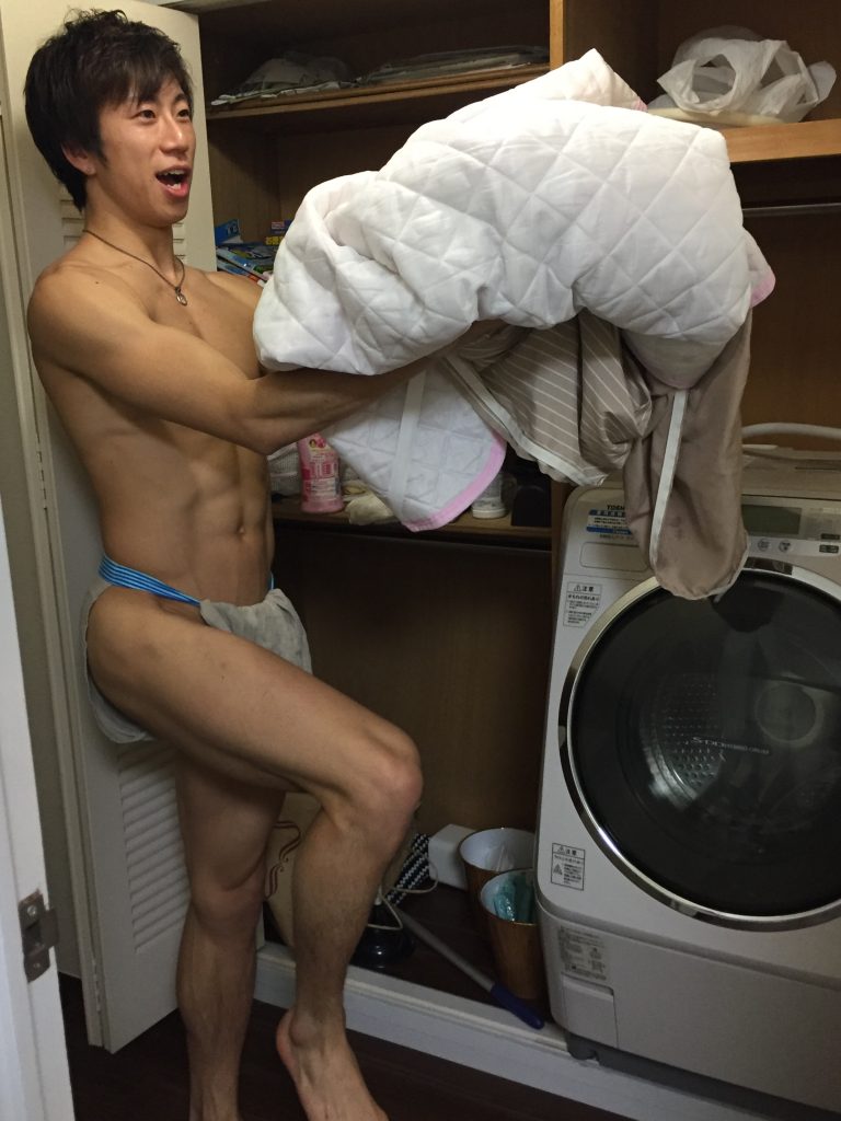 ふんどしマン洗濯物を運ぶ