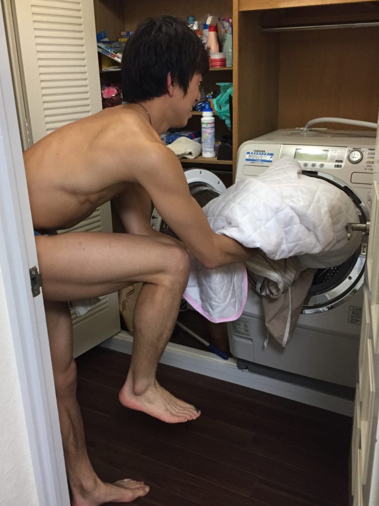 ふんどしマン洗濯物を運ぶ