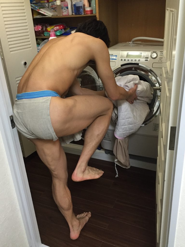 ふんどしマン洗濯物を運ぶ