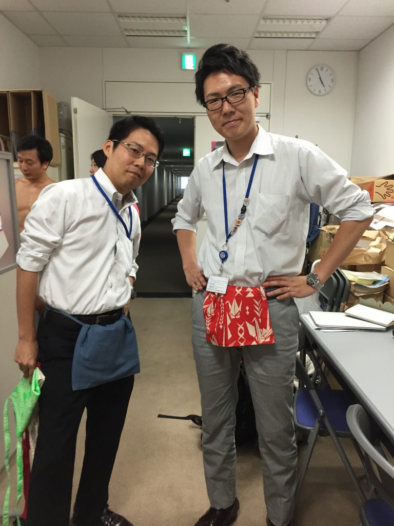 何といっても文科省内、スーツの上から試着していただきました!