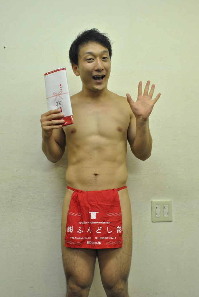 1個のふんどしを包むのに3回やり直した部長