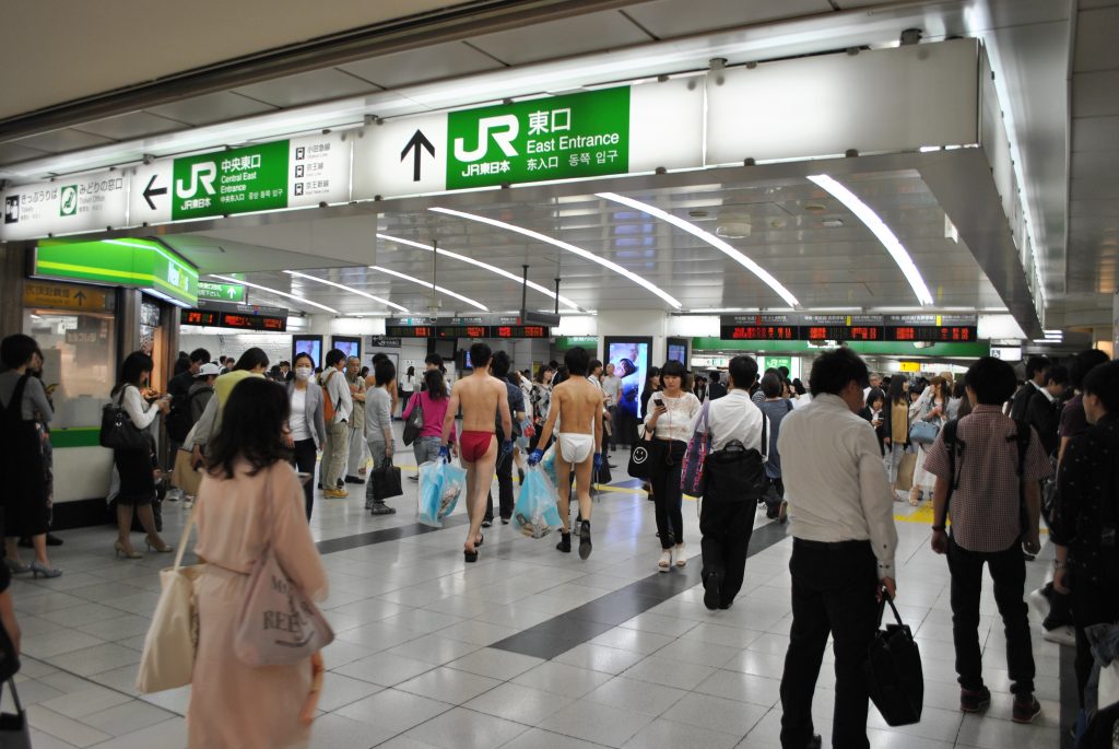 fundoshi-gomihiroi-inside-station