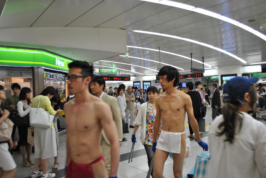 fundoshi-gomihiroi-inside-station-2