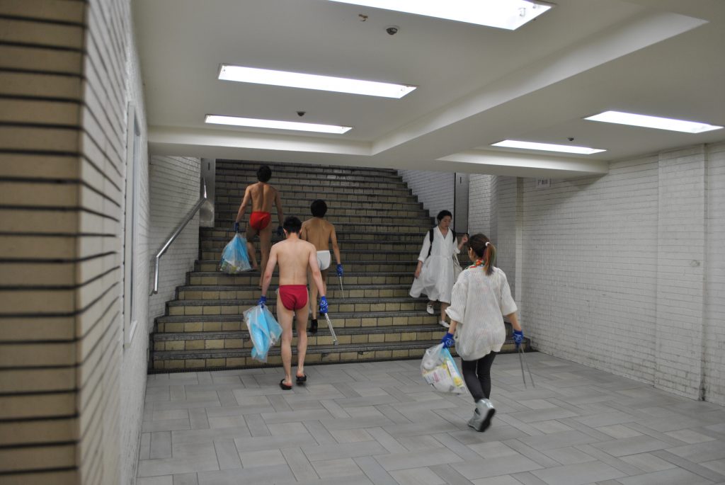 fundoshi-gomihiroi-inside-station-3
