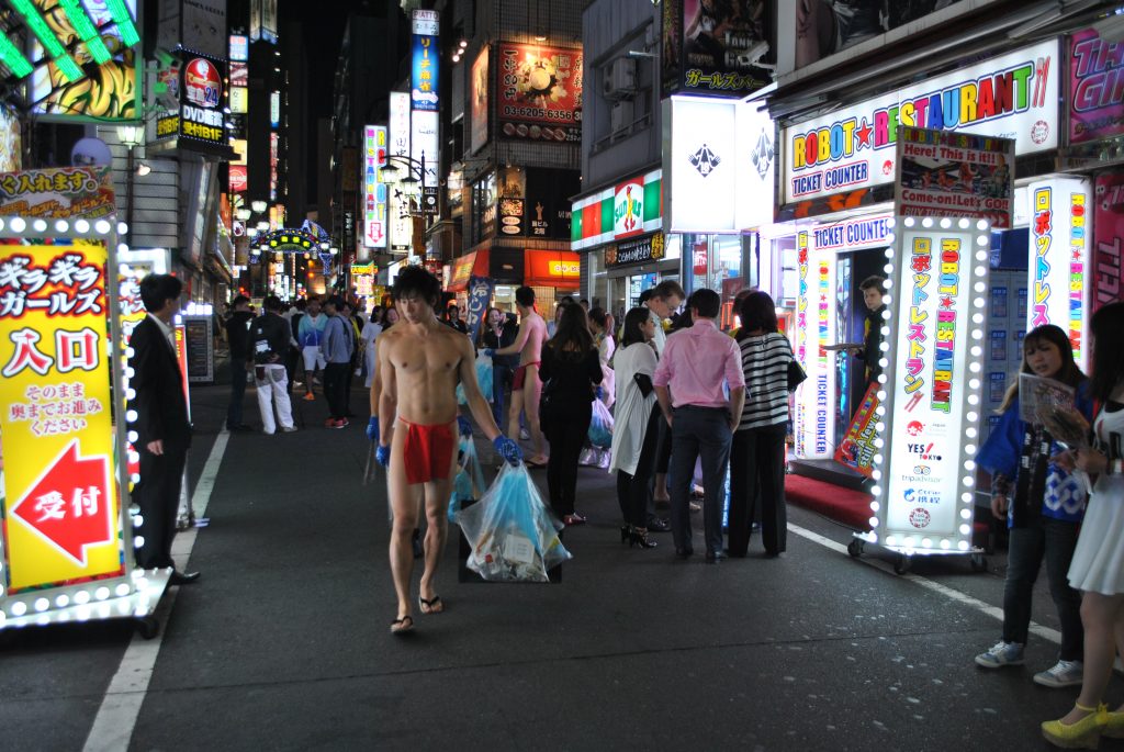 fundoshi-gomihiroi-nightactivity-street