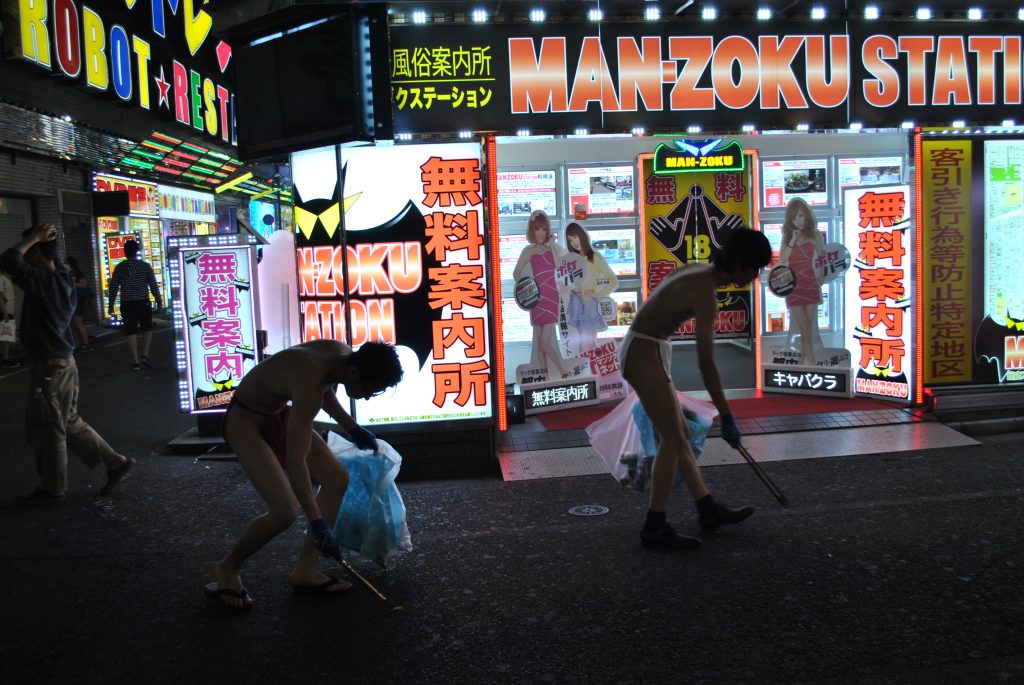 fundoshi-gomihiroi-nightactivity-street-2