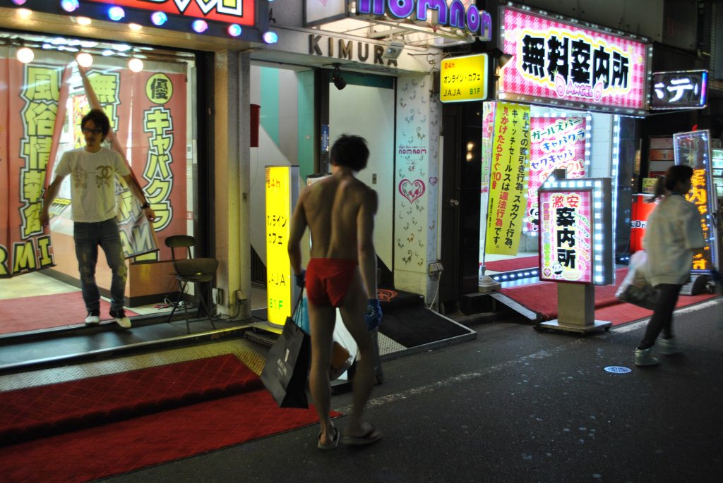 fundoshi-gomihiroi-nightactivity-street-3