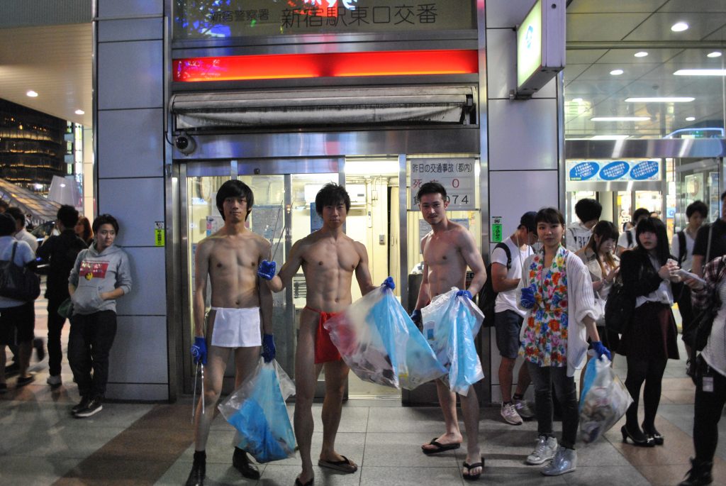 fundoshi-gomihiroi-with-police