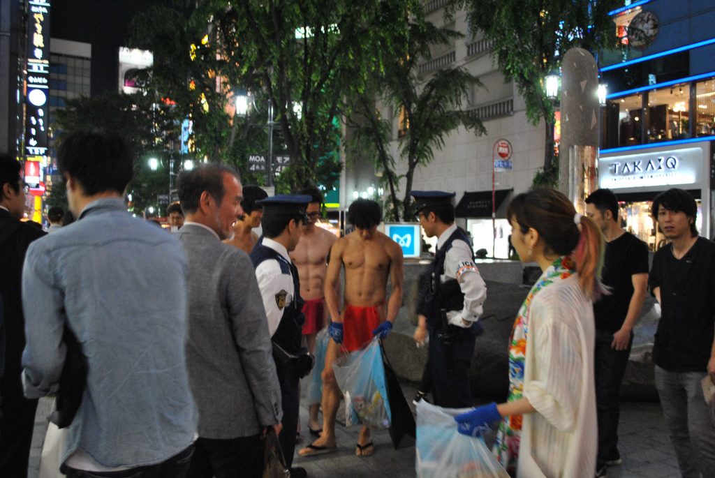 fundoshi-gomihiroi-with-police-2
