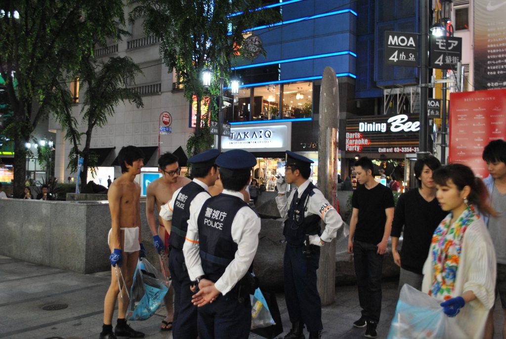 fundoshi-gomihiroi-with-police-4