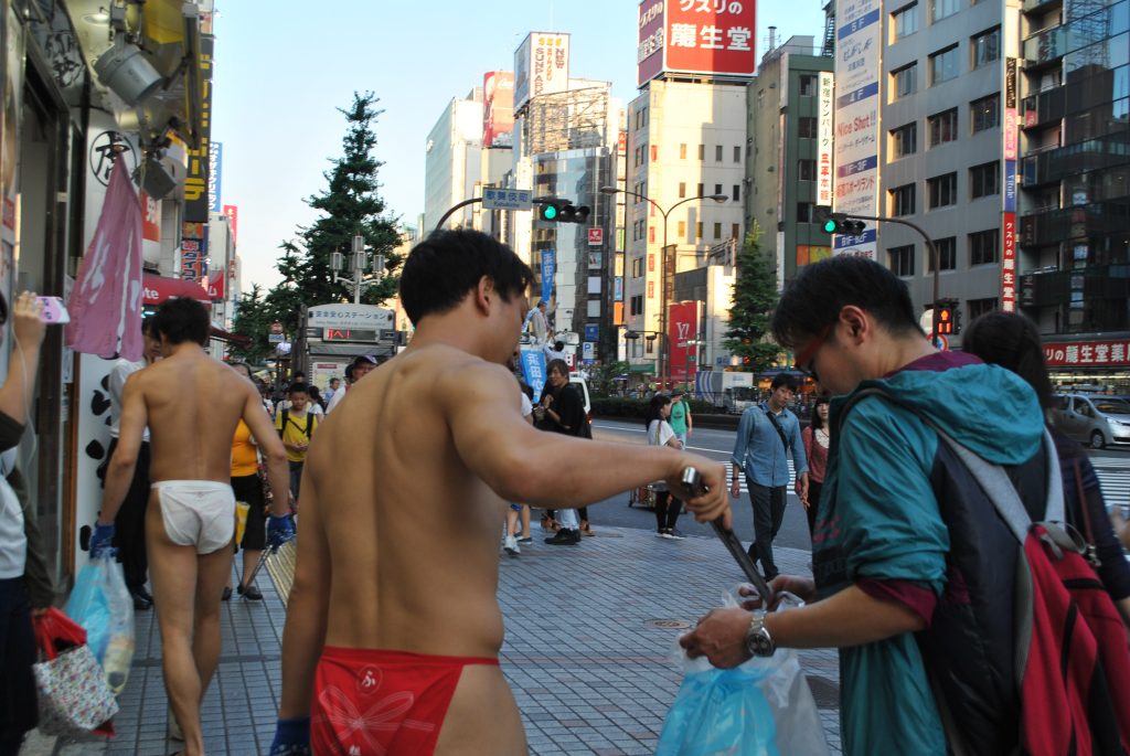 fundoshi-cleaning-participating-another-guy