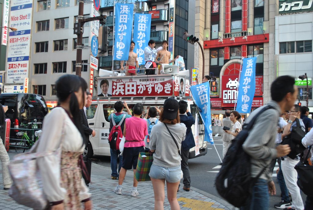 fundoshiman-and-hamadagiin-on-campaign-car