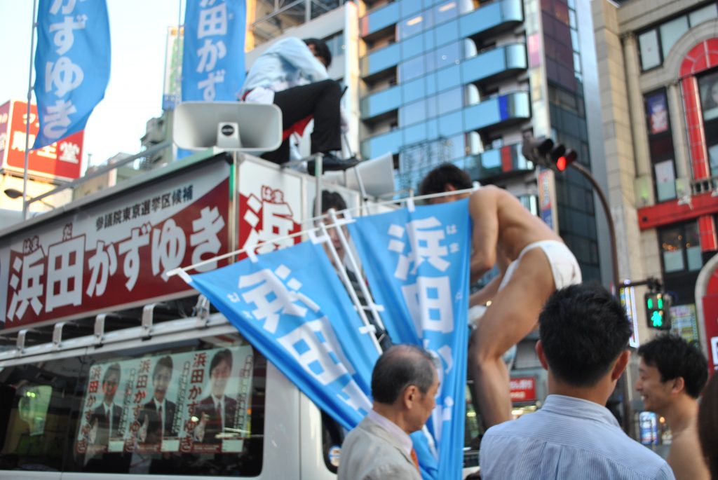 fundoshiman-climbing-up-the-campaign-car-1