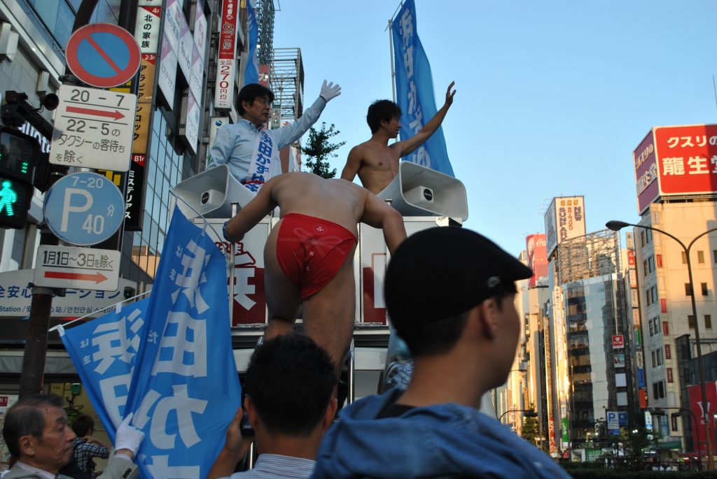 fundoshiman-climbing-up-the-campaign-car-2