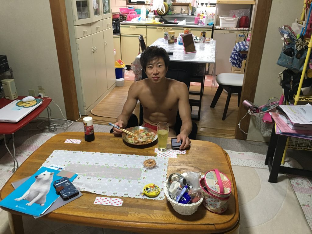 fundoshiman-eating-nagasaki-saraudon