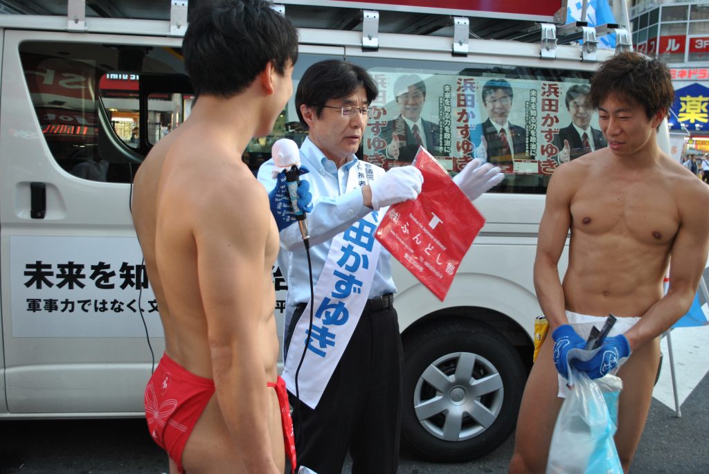 fundoshiman-try-to-give-giin-fundoshi-2