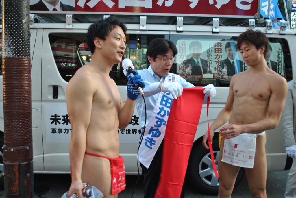 fundoshiman-try-to-give-giin-fundoshi-4