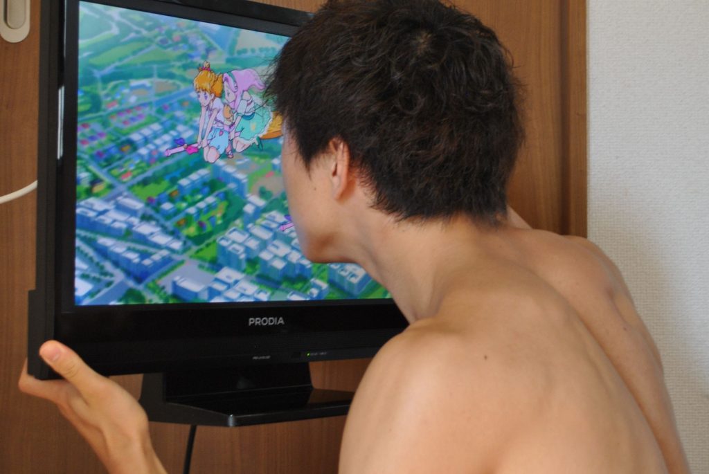 fundoshiman-watching-precure-on-tv-3