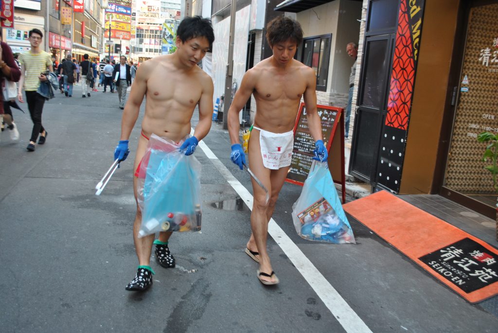 fundoshiyasashiiman-and-fundoshikinnikuman-talking-while-cleaning