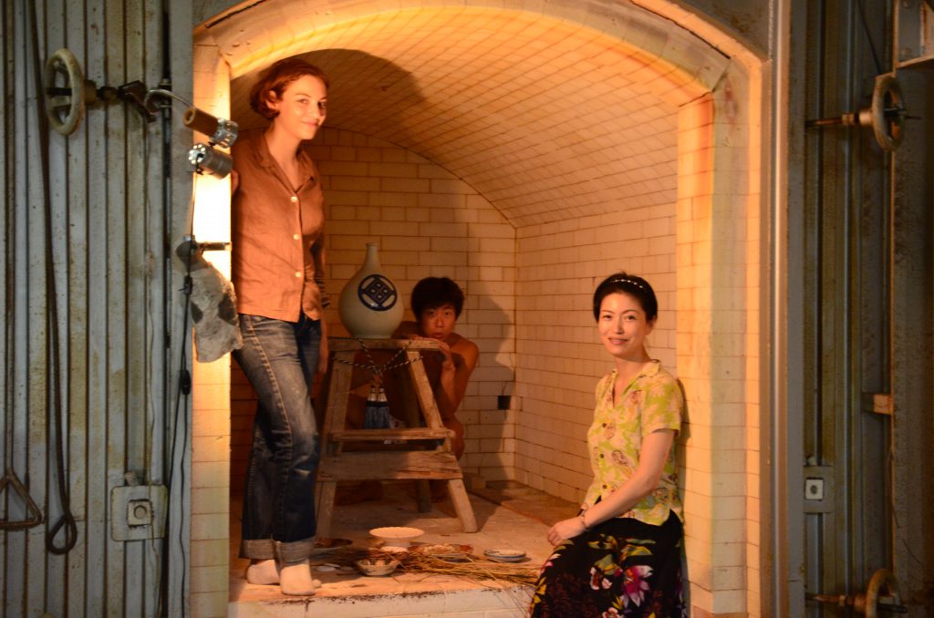 fundoshiman-and-jane-with-setoguchisan-inside-the-porcelain-oven