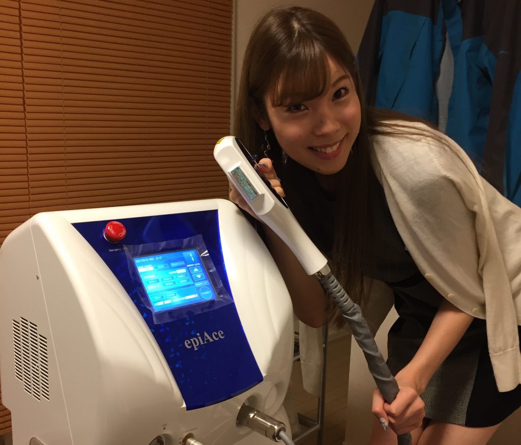 asami-with-depilatory-machine