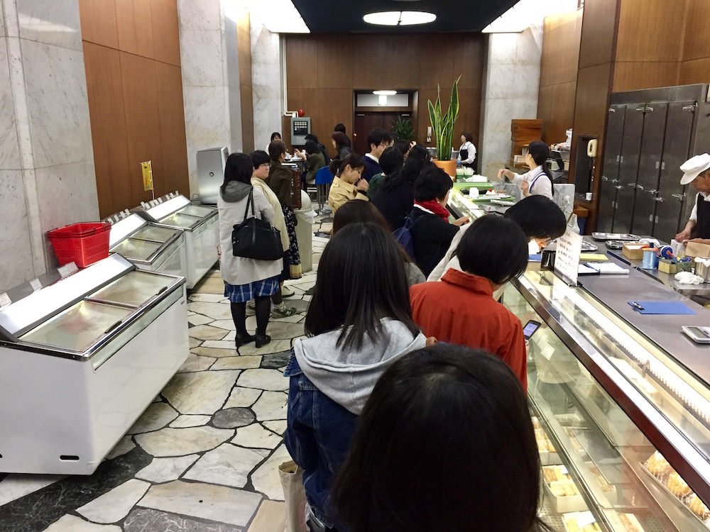 ohmiyayougashiten-crowded-3